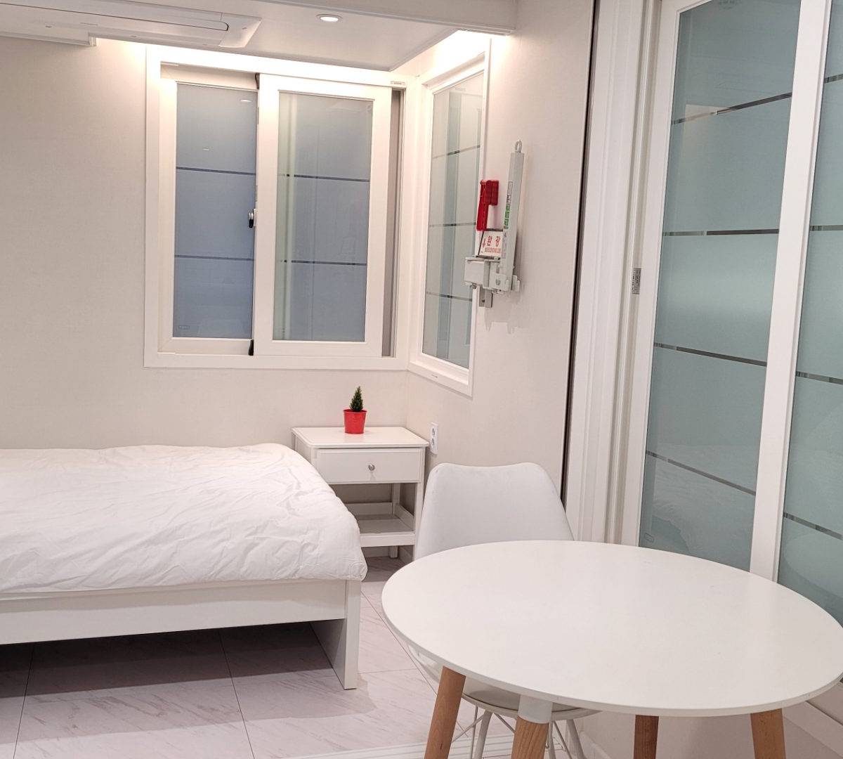 Fully furnished Jamsil Olympic Park house 2/4