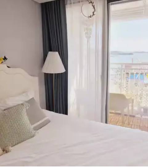 Yeosu C'est la vie House with Warm Sunshine and Sunset